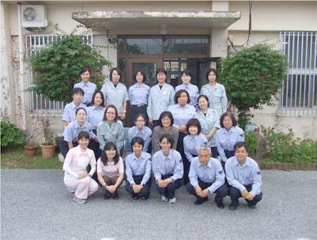 沖縄女子学園職員集合写真