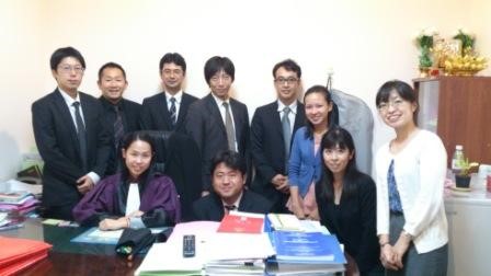 王立司法学院のメンバー（前列左端）とともに