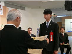 内閣総理大臣賞を伝達する仙台法務局長と大沼さん