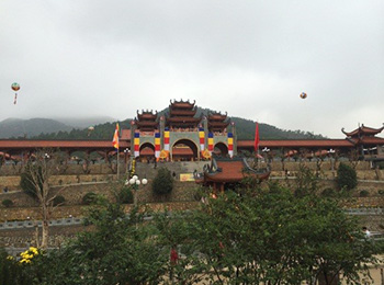 ベトナムクアンニン省のお寺の画像