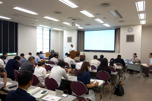 東京大学・平野温郎教授の講義風景の写真