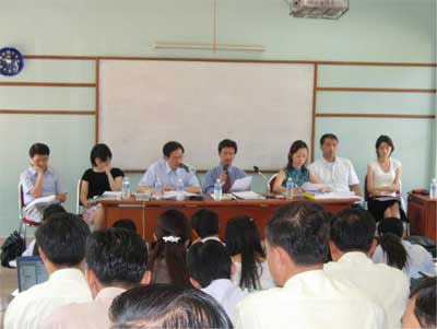 模擬裁判　講評（２００５年６月　カンボジア王立司法官職養成校教室）後列左から二人目　柴田，５人目三澤，右端　関根各教官
