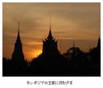 カンボジアの王宮に沈む夕日
