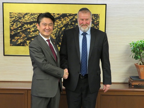 May 14, 2019 Justice Minister Yamashita received a courtesy call from the Attorney General of Israel
