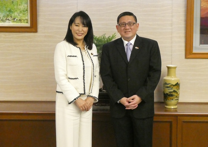February 3, 2020 Justice Minister Received a Courtesy Call from Ambassador of Singapore to Japan
