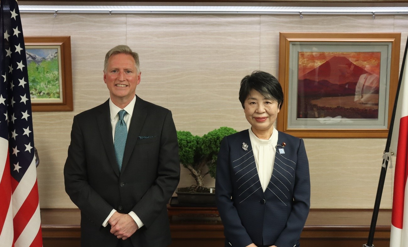 April 14, 2021 Justice Minister Receives Courtesy Call from Chargé d’affaires ad interim of the Embassy of the United States in Japan On April 13, 2021.