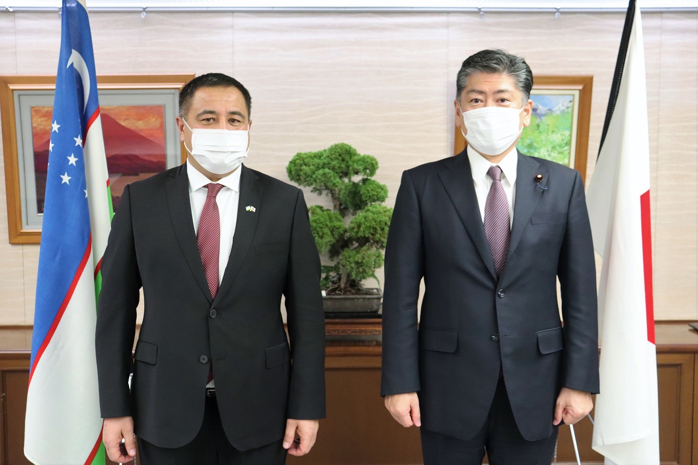 November 30, 2021 Justice Minister Received Courtesy Call from Ambassador of the Republic of Uzbekistan to Japan