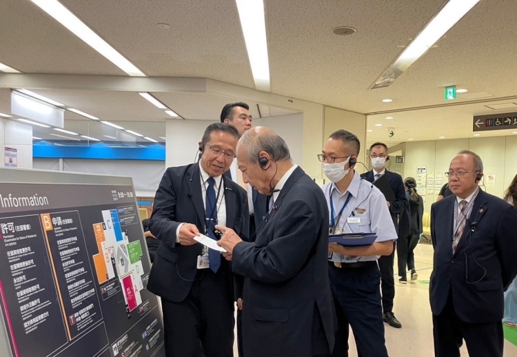 小泉龍司法務大臣が、外国人在留支援センター（ＦＲＥＳＣ）及び東京出入国在留管理局を視察しました。
