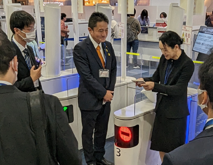 柿沢未途法務副大臣は、東京出入国在留管理局羽田空港支局を視察しました。