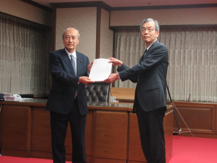 「法制審議会第１９９回会議」が開催され、小泉龍司法務大臣が答申式に出席しました。