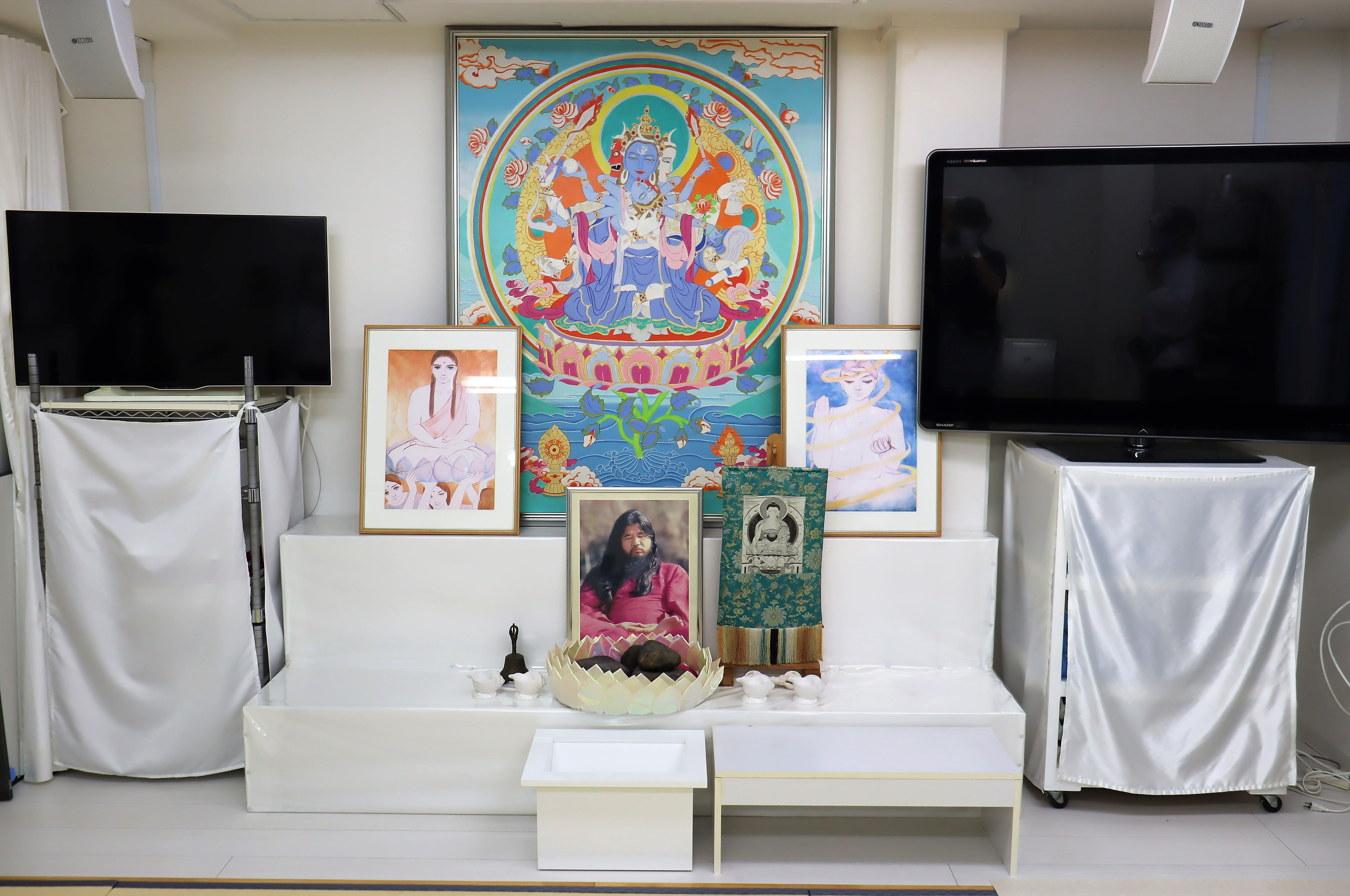横浜施設（神奈川）に対する立入検査（令和5年6月）で確認した祭壇※祭壇中央に麻原の写真