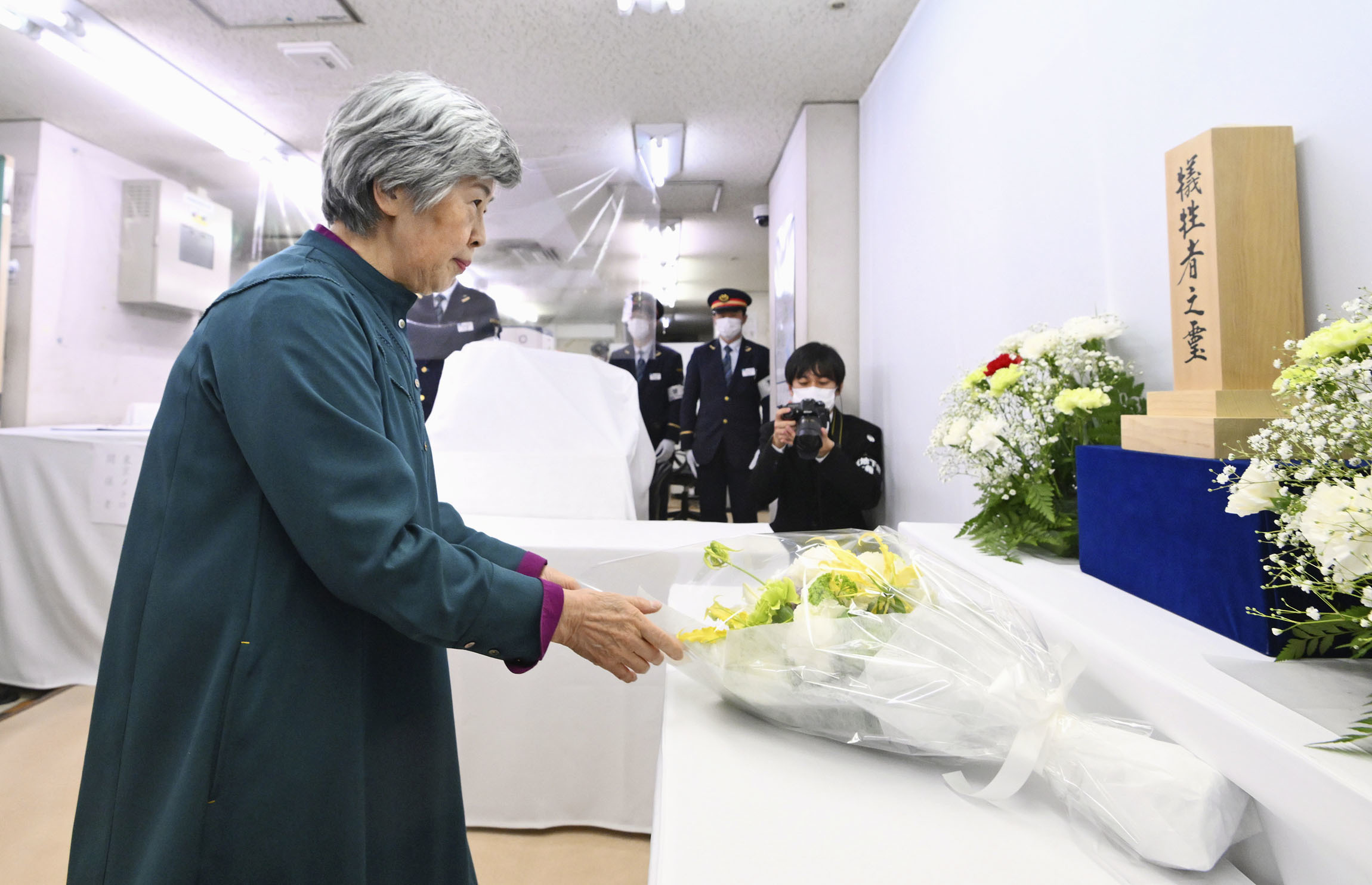 東京メトロ霞ケ関駅で献花する遺族の高橋シズヱさん（令和5年3月20日、写真：代表撮影）