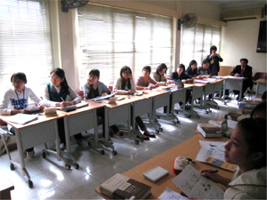 (名古屋大学日本教育研究センターでの講義風景) (名古屋大学日本教育研究センターでの講義風景)