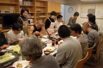 (セミナー中に開催された食事会の様子) (セミナー中に開催された食事会の様子)