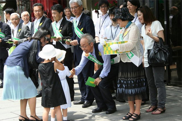 街頭広報活動の様子