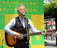 応援ソングを歌う谷村新司さん