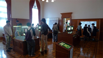 法務史料展示室見学の様子