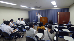 記者会見室見学の様子