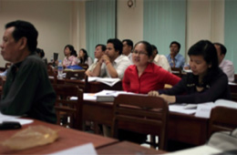 (講義を受けるカンボジア人裁判官たち)