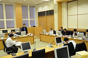 模擬裁判で熱弁を奮うカンボジアの若手裁判官(国際会議室において)
