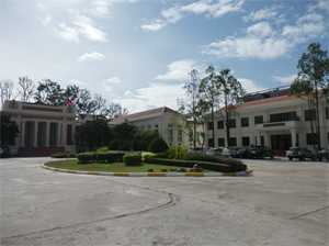 控訴裁判所（中央と右の建物）と筆者が勤務する司法省（左の建物）