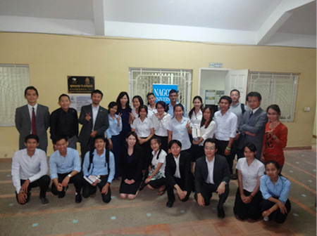 カンボジアの学生の皆さんとの集合写真