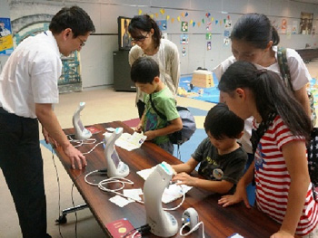 真剣にパスポートを検査する子どもたちの様子