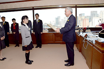 高橋さん（小学生の部）に賞状を読み上げる岩城法務大臣の様子