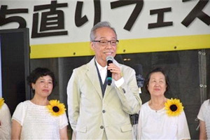 本運動フラッグアーティストの谷村新司さんの様子