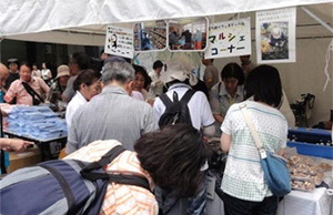 就業支援センターで更生に取り組む人たちが育てた野菜を販売する様子