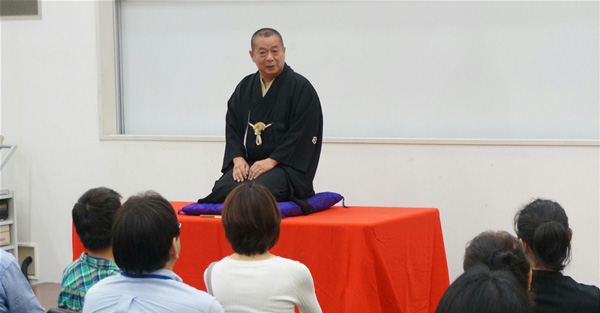 「赤れんが亭~法の日落語会~」の様子