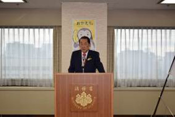 挨拶を述べる金田法務大臣の写真