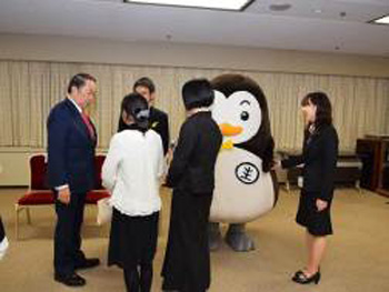 受賞者と歓談する金田法務大臣の写真