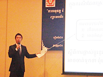 カンボジアでのセミナーで講義している様子