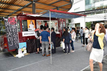 新宿駆け込み餃子による餃子販売の様子