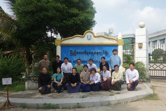ミャンマー省庁派遣のJICA専門家の皆さんとの集合写真