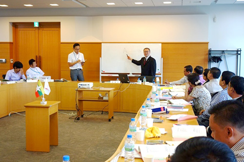 日本司法書士会連合会・山内鉄夫副会長の講義風景の写真