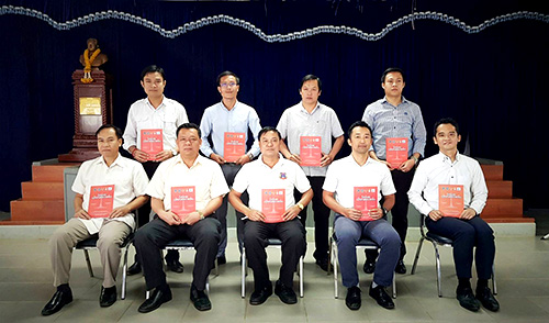 捜査段階Q&A集の完成を祝してグループのメンバーと記念撮影