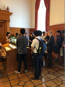 展示資料説明会の様子