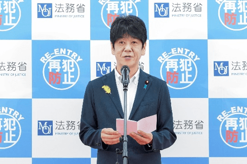 挨拶する義家弘介前法務副大臣