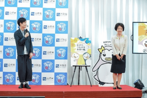 矢部太郎さん(左)とCM動画に登場する「保護司さん」のモデルの柴田保護司(右)