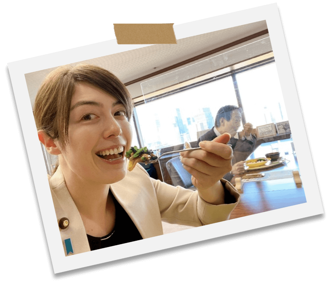 田所副大臣・小野田政務官がカレーを食べている画像