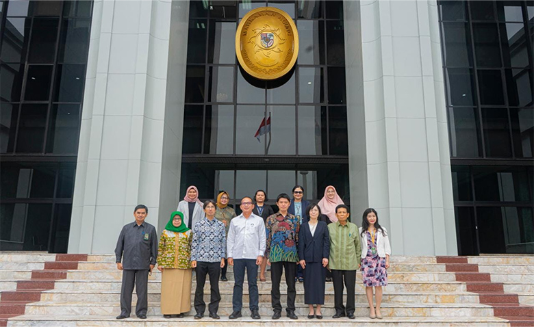インドネシア最高裁判所メンバーとＪＩＣＡメンバー　～インドネシア最高裁判所正面玄関前にて～