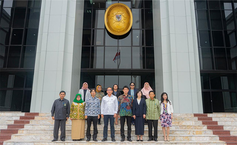 インドネシア最高裁判所メンバーとJICAメンバー ~インドネシア最高裁判所正面玄関前にて~
