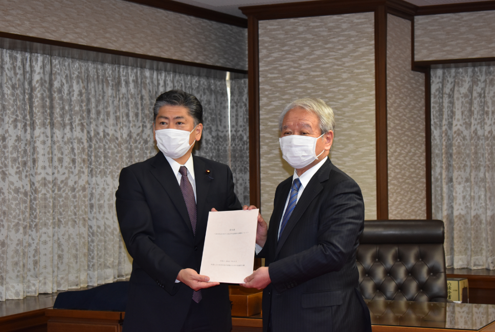 画像：有識者会議の田中座長から「意見書～共生社会の在り方及び中長期的な課題について～」を受け取る古川法務大臣（当時）