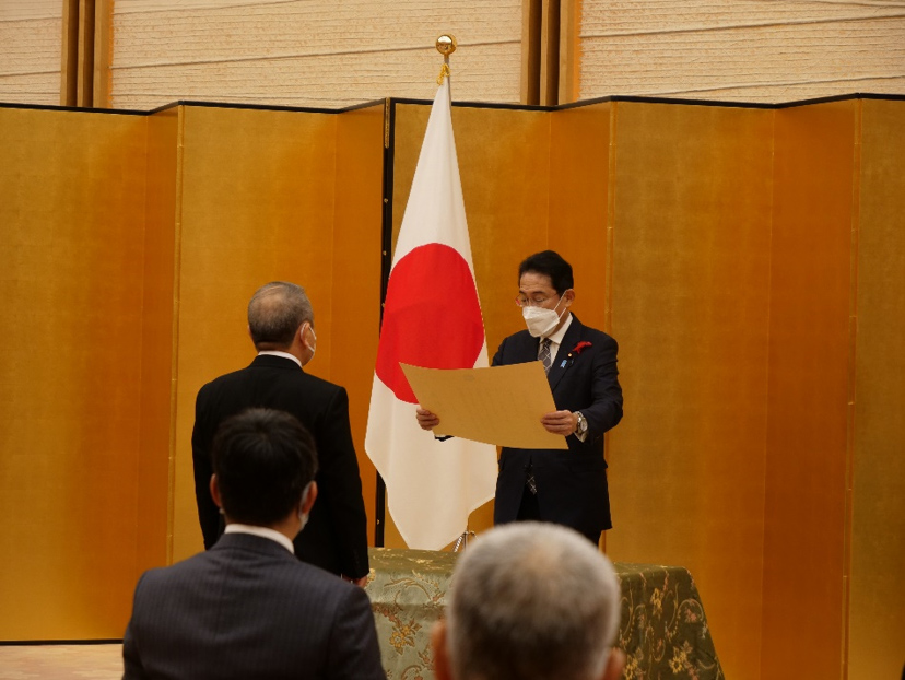 石井隆様による表彰状の代表受領