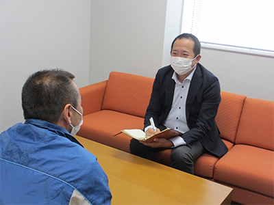 本人との面接場面の様子(イメージ)