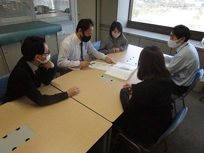 関係者で情報共有 ~カンファレンスの様子~