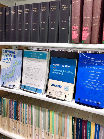 アジ研図書室のアジ研出版物コーナー