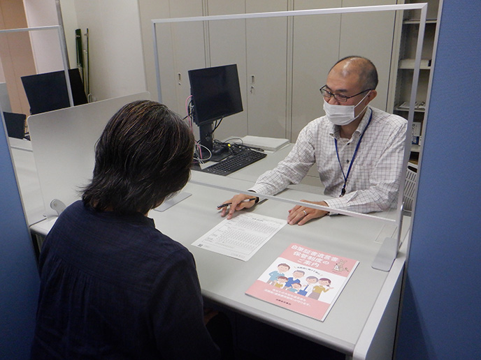 遺言書をお預かりする様子(イメージ)